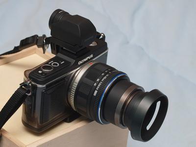 E-P2 with Leica clone 40.5mm lens hood