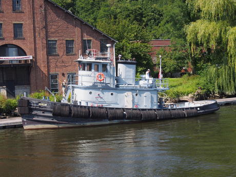Tug boat