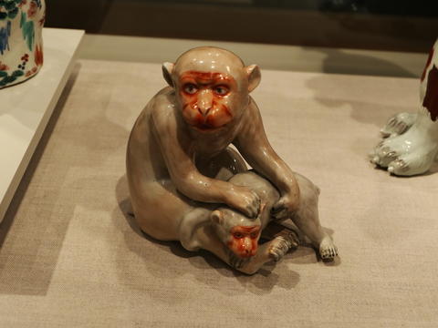 Japanese macaque with infant, 19th century