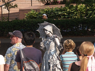 Living statue