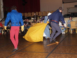 Carry opponent off in a bag