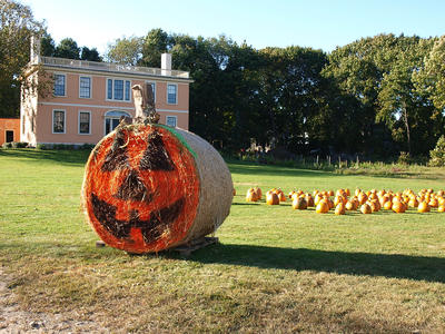 Jack-o-lantern haybale