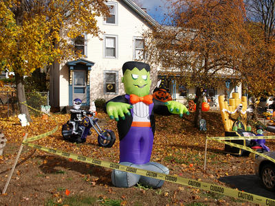 Halloween house in Ayer