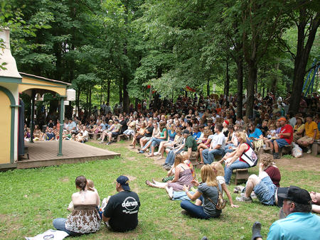 Hey Nunnie, Nunnie crowd