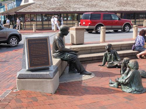 Alex Haley statue #2