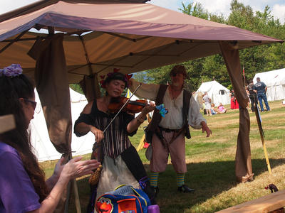 Faire Fiddler Maid & Pillage Idiot