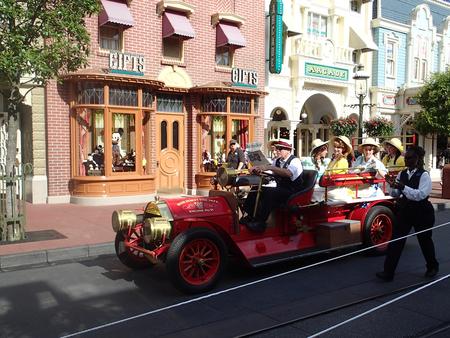 Main street performers