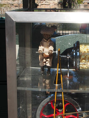 Popcorn maker in Frontierland