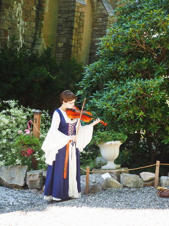 The fiddler Lydia Ahlstrom