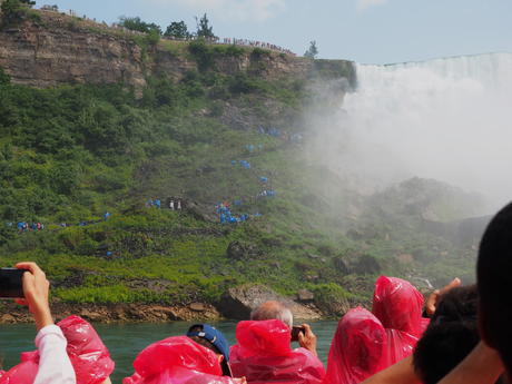 Tourists going to the Cave of the Winds tour