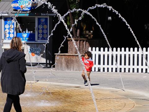 Kid in the fountain #2