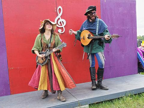 The Foxy Bard and Twig